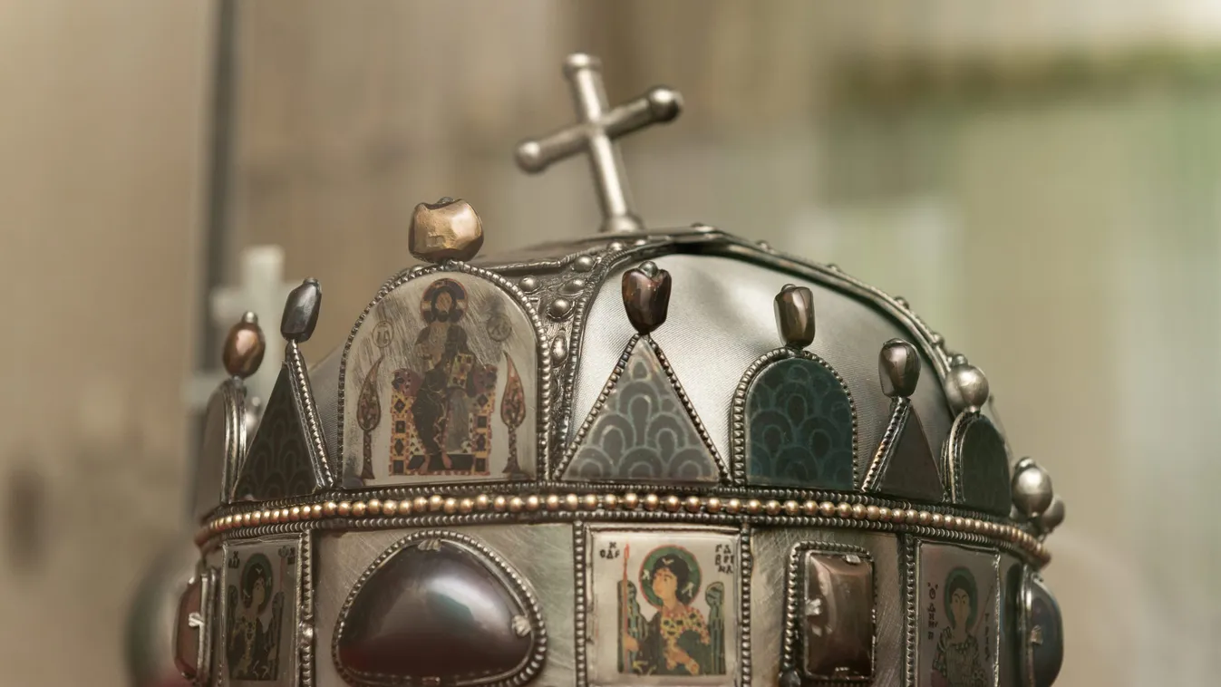 Elképesztő helyen bukkan fel a Szent Korona - képek