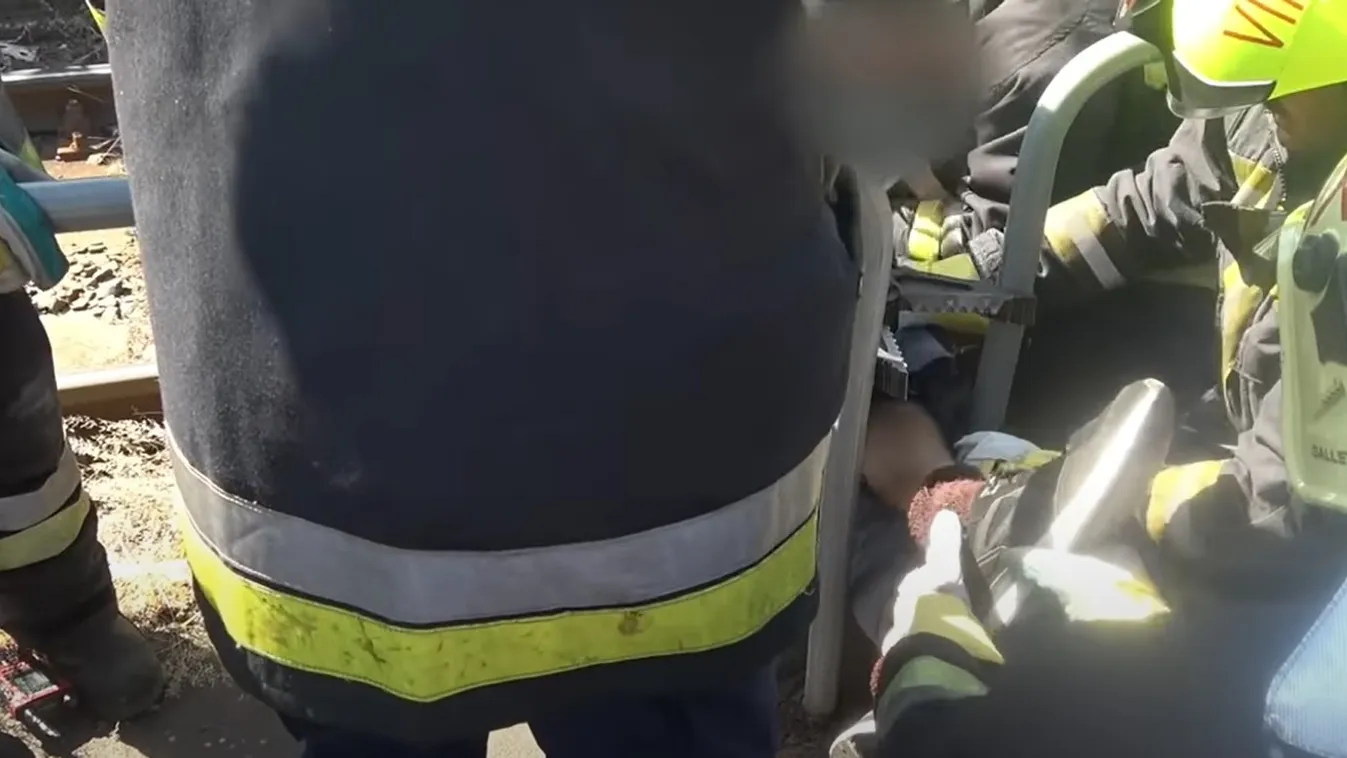 Sokkoló: korlátba szorult egy férfi a Boráros téren – videó a kiszabadításról