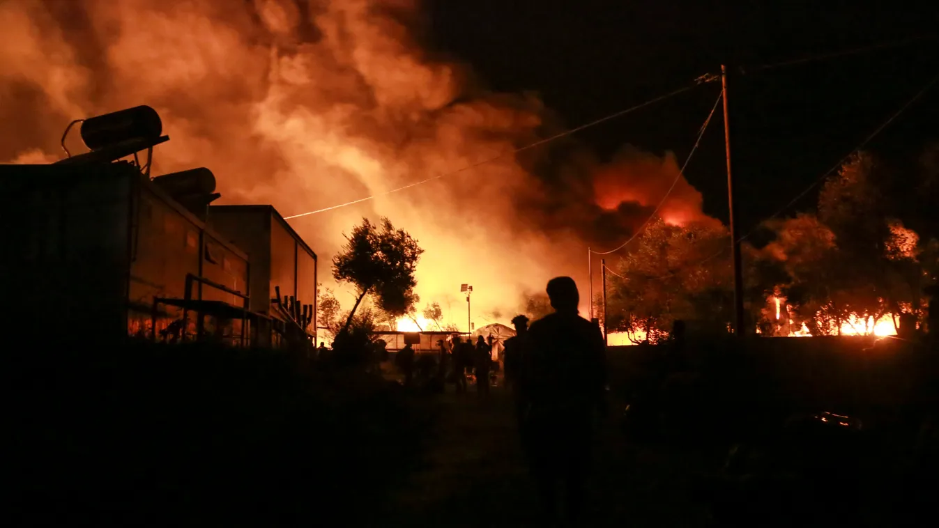 Lángokban áll egy menekülttábor Görögországban: a migránsok kövekkel dobálják a tűzoltókat