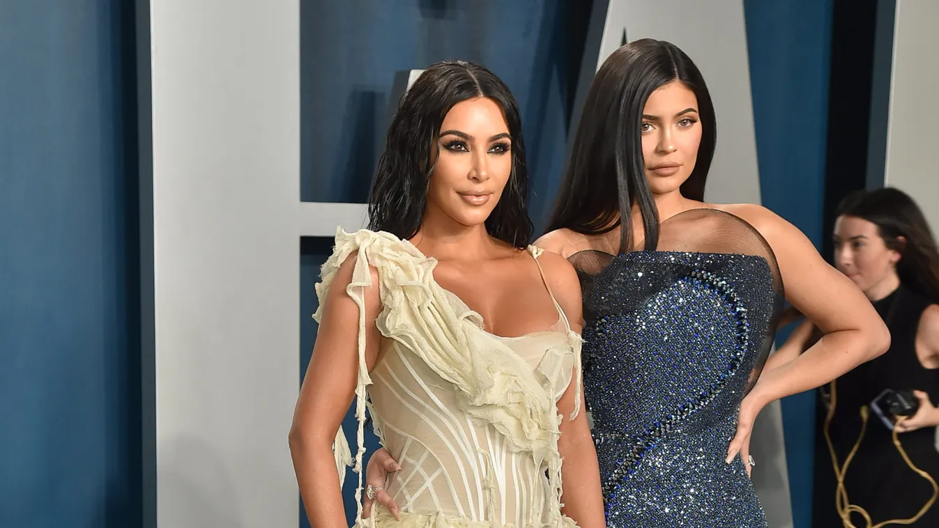 Ez ma az internet legbetegebb videója: Kylie Jenner kisétált Kim Kardashian lába közéből