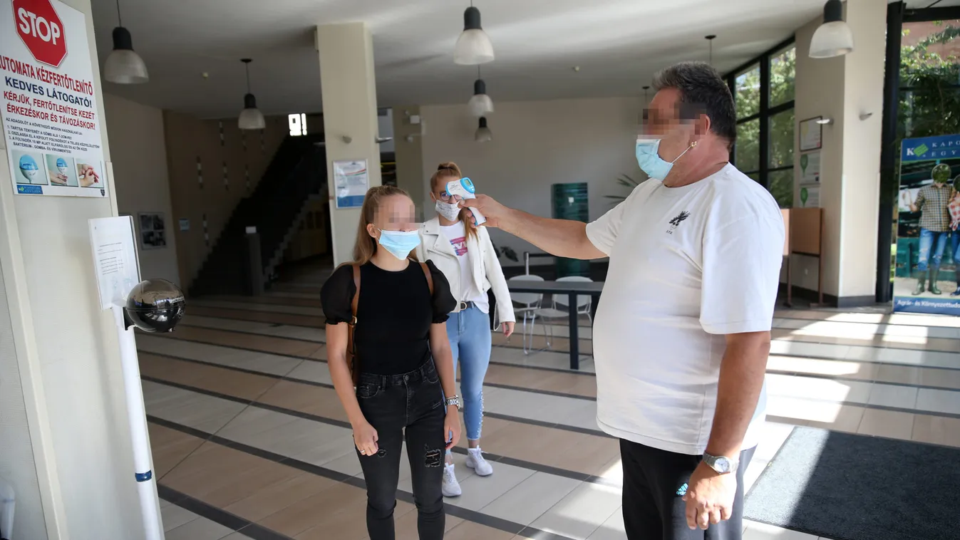 A lázmérés ellen is uszítanak a maszkellenes szülők – ez nagyon veszélyes!