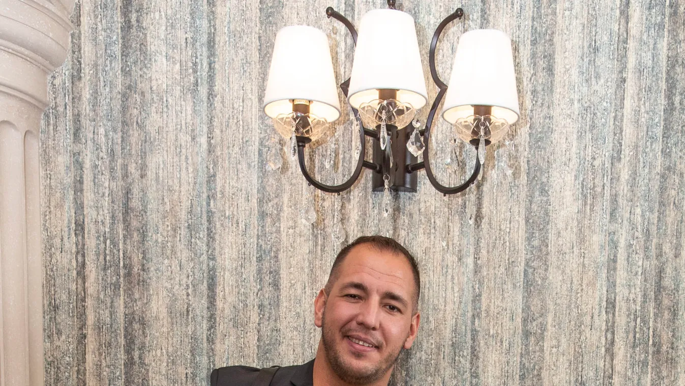 Ennek a lánynak táncolt Curtis: Csak nem alakul valami köztük?