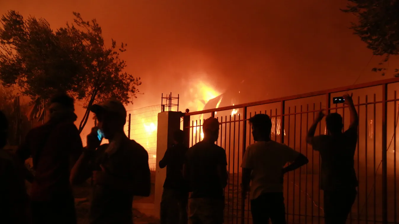 A tűzoltókat dobálták a migránsok, miközben értük kockáztatták az életüket