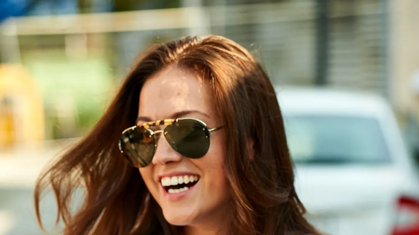 Nagyon vicces videó: Kutyája vezeti a népszerű énekesnő autóját