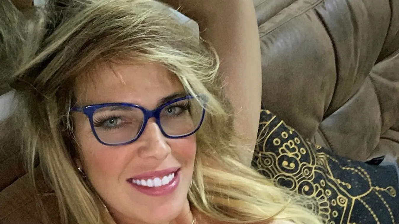 Lefotózták, félmeztelenül írt a táblára a szőke tanárnő