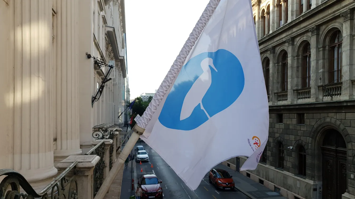 "Családbarát országot építünk" - kitűzték a babazászlót az EMMI épületére is