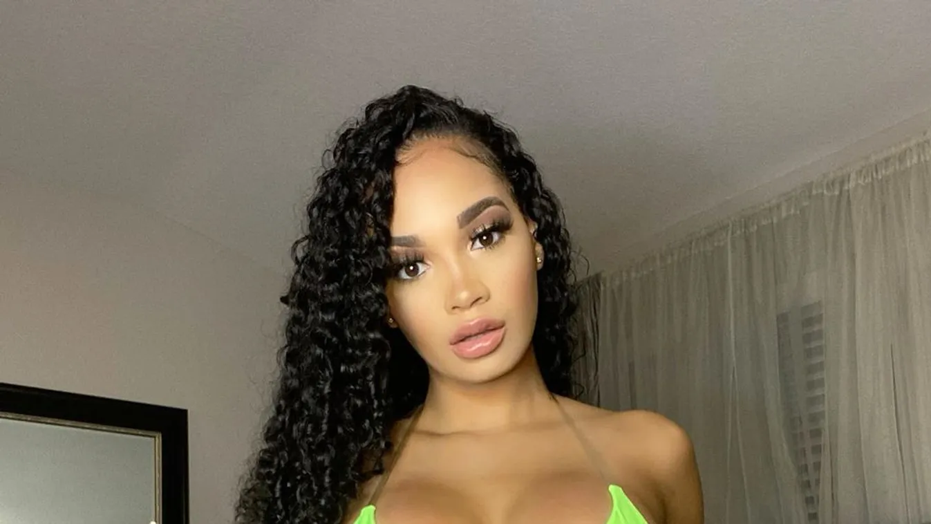 Benézel a lábai közé? Szexi cuccban terpeszt a dögös kebelcsoda