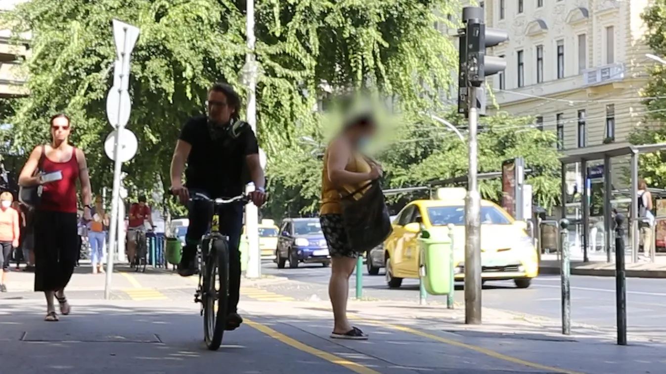 Abszurd emberkísérlet: a járdán és az úton is mehet a biciklis
