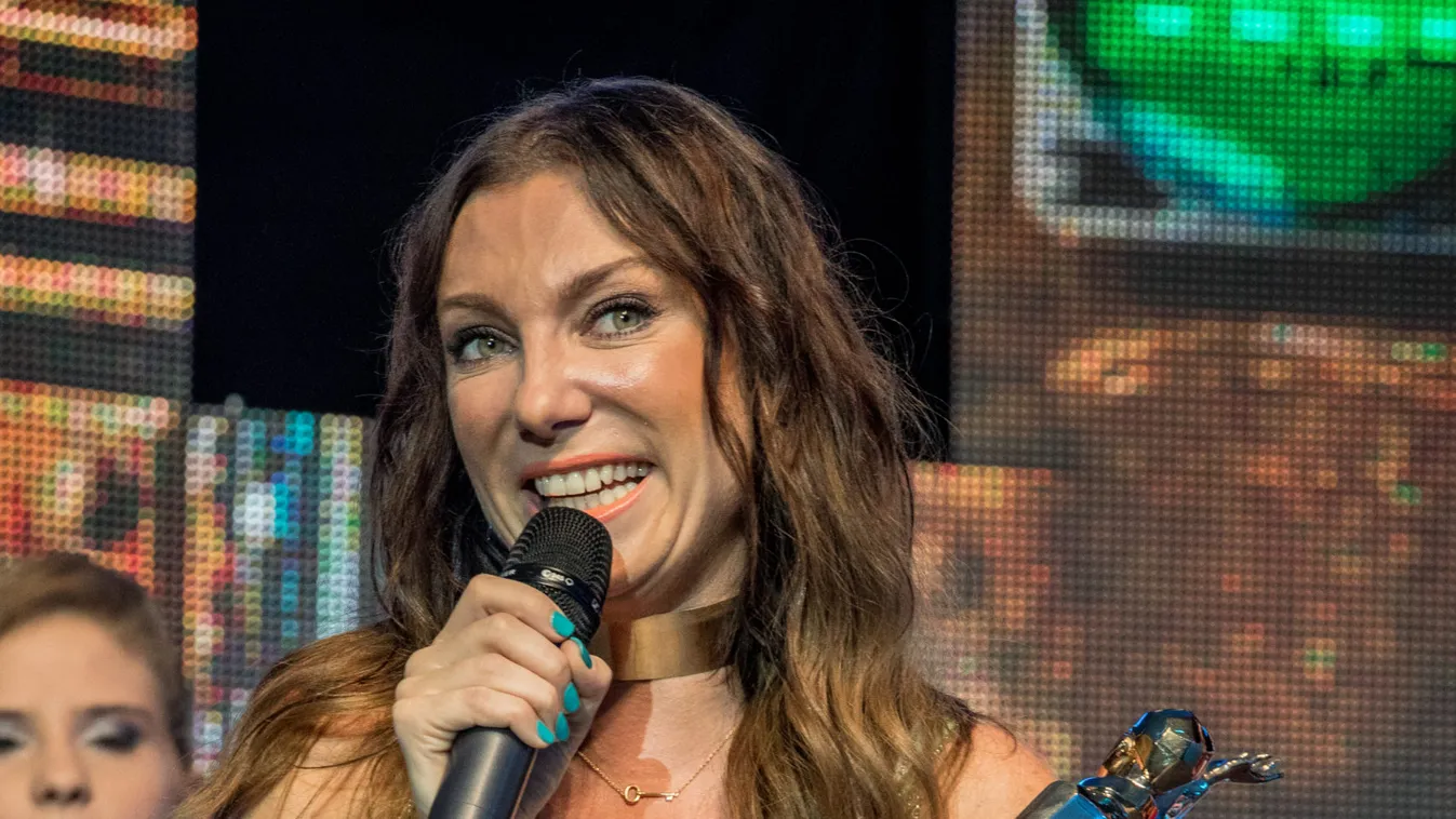 Rúzsa Magdi fürdőköpenyben is bámulatosan néz ki