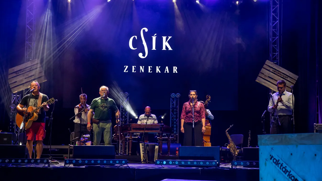Raktárkoncert: Segítőinek adja a raktárkoncert-gázsiját a Csík zenekar
