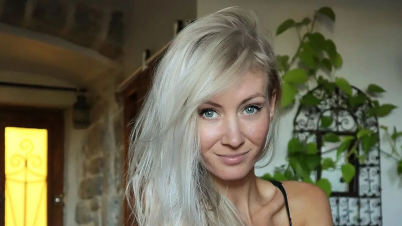 Mellbimbókat villantott a dús keblű színésznő