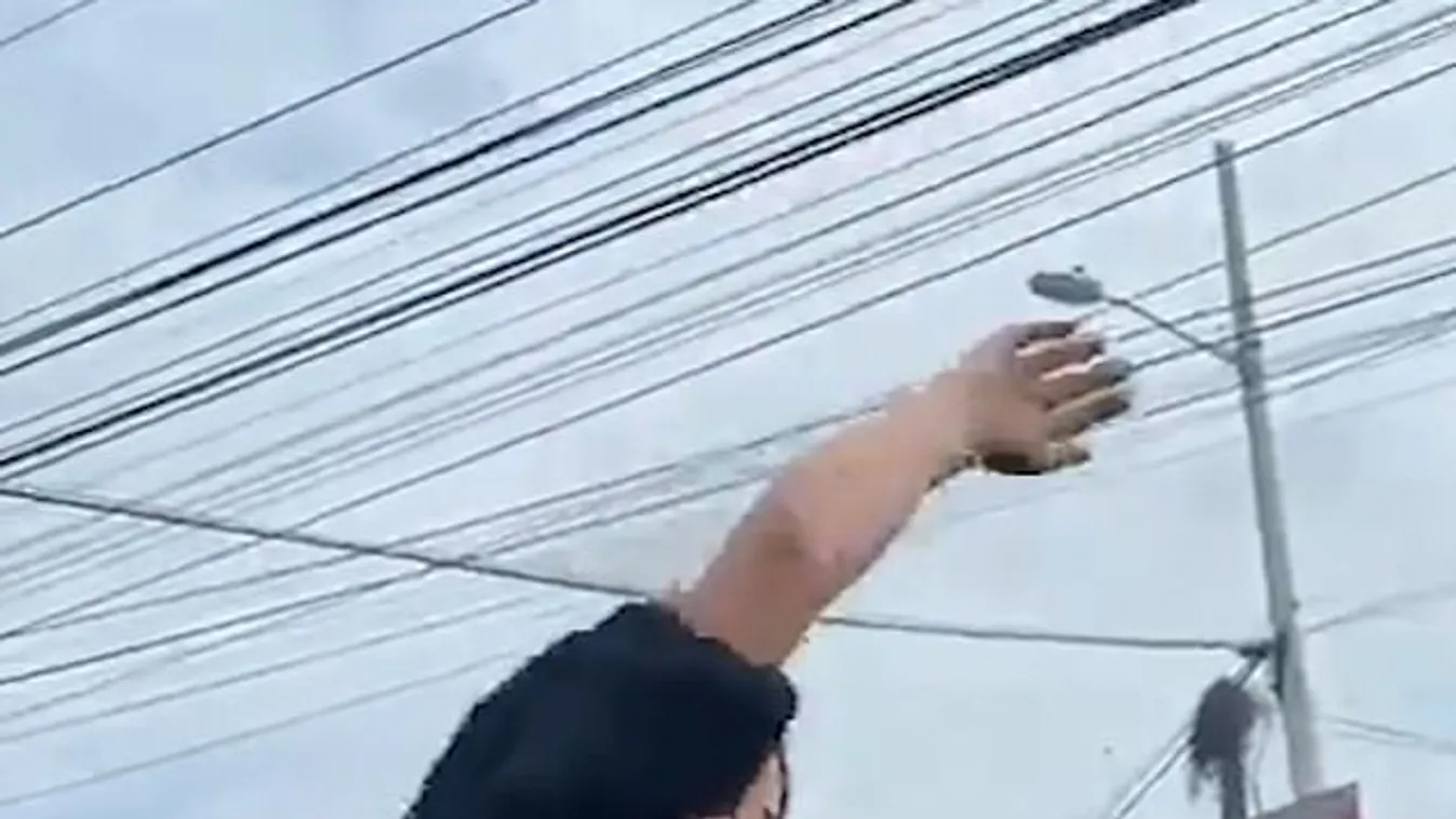 Megdöbbentő, ezt művelte barátja temetésén a kerek fenekű bombázó - Fotó