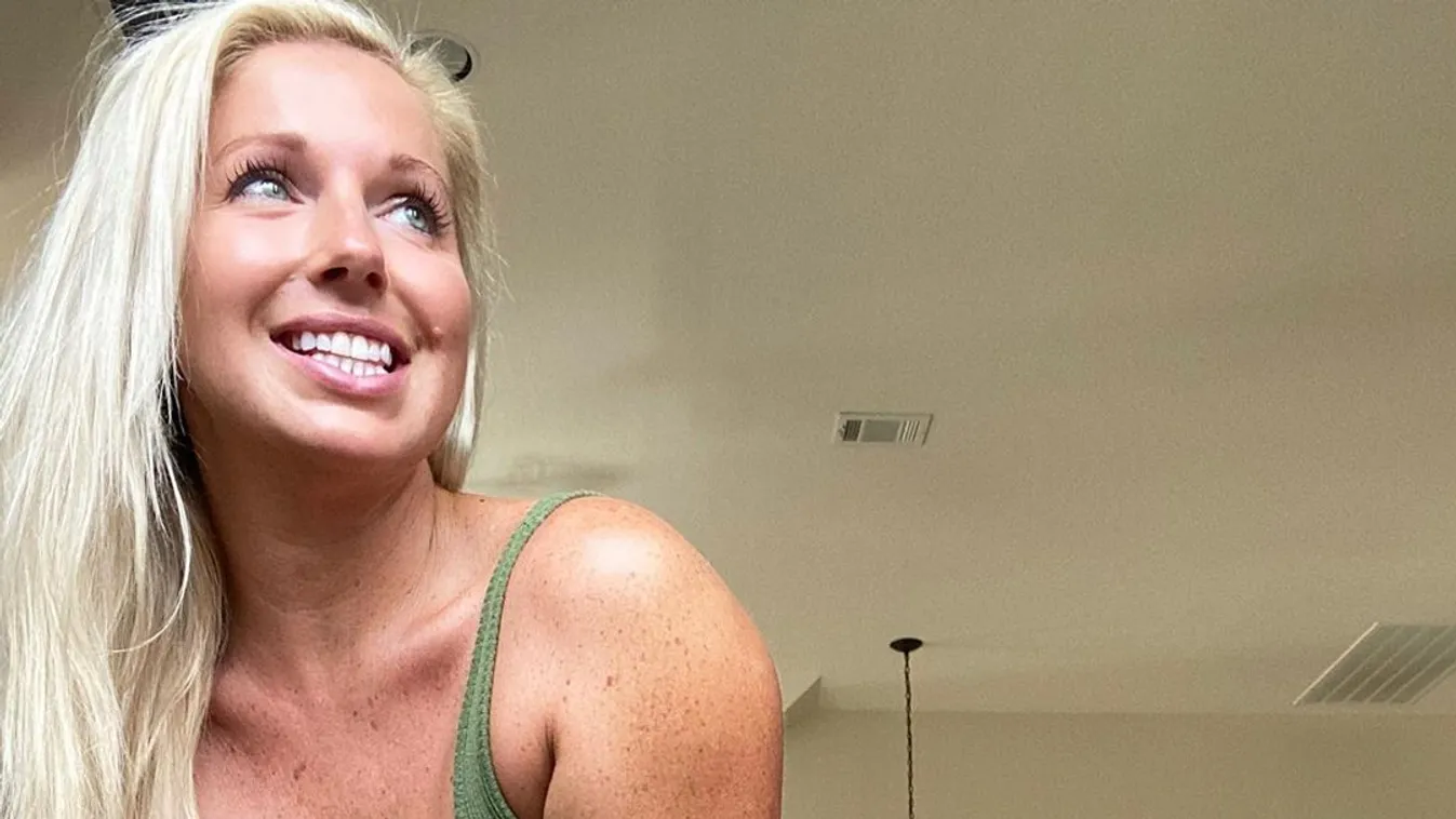 Bevállalós fotó, félmeztelenül pózol a szurkolólány