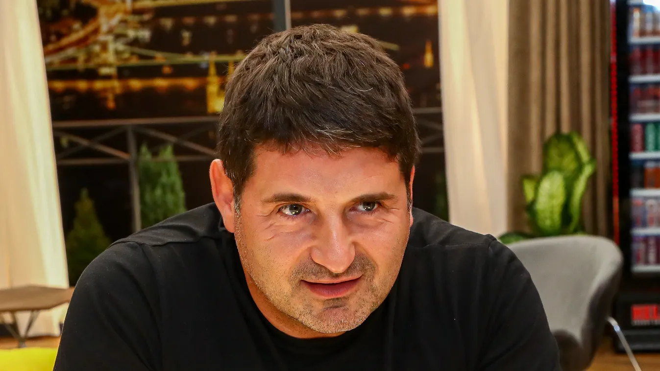 Kemény férfiak törtek össze Hajdú Péter kanapéján