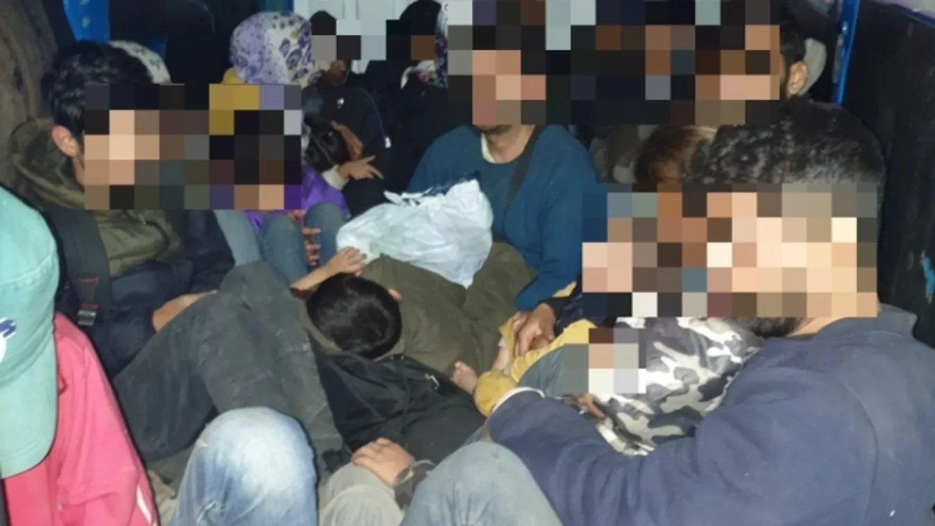 26 migránst zsúfolt a furgonjába egy embercsempész az M1-esen