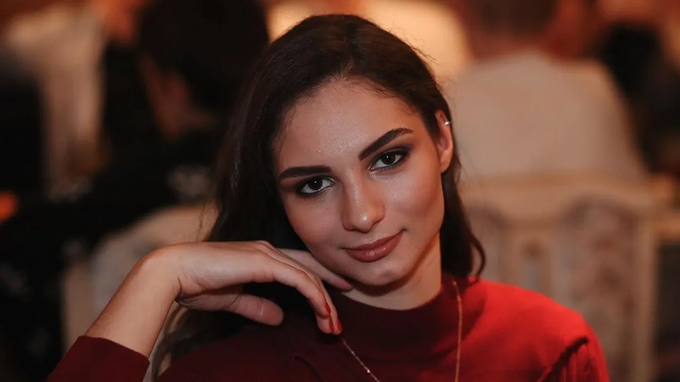 Sharon Stone elbújhat, úgy tárja szét hosszú combjait a szexi kosaras lány - Videó