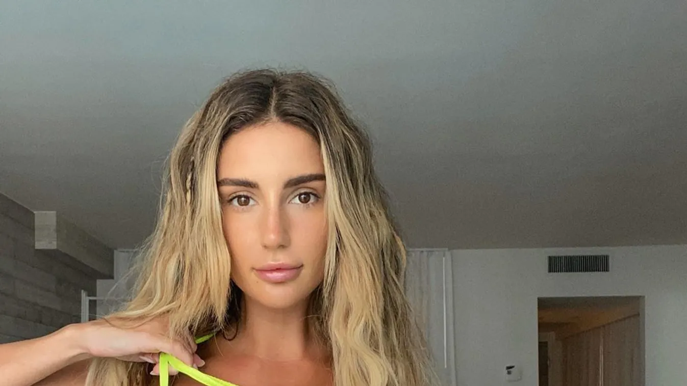 Döbbenet a női mosdóban, miniszoknyában terpeszt a kerek mellű bombázó - Fotó