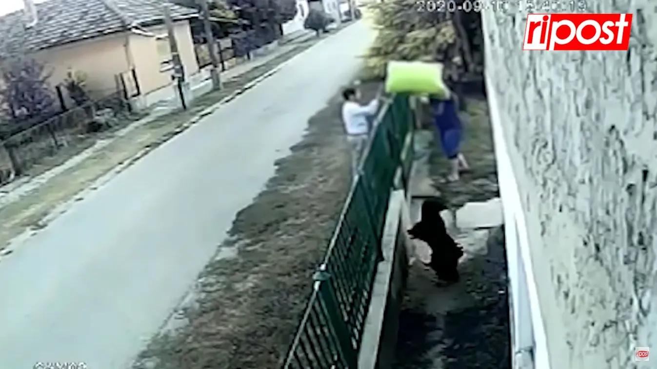  Kertbe dobott áruval zsarolnak a házalók