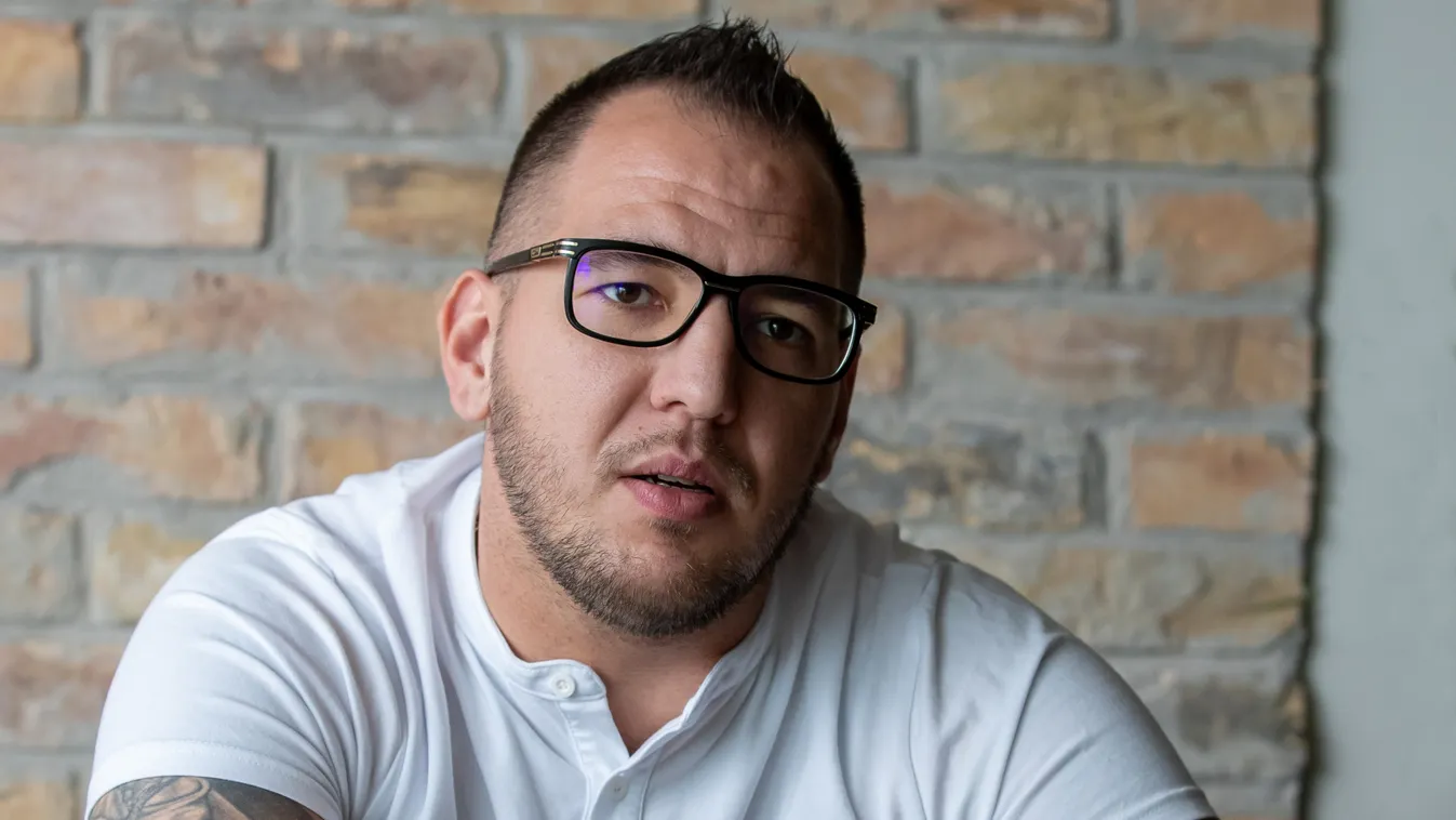 Kitálalt a barát: Ezért költözött el Curtistől a felesége