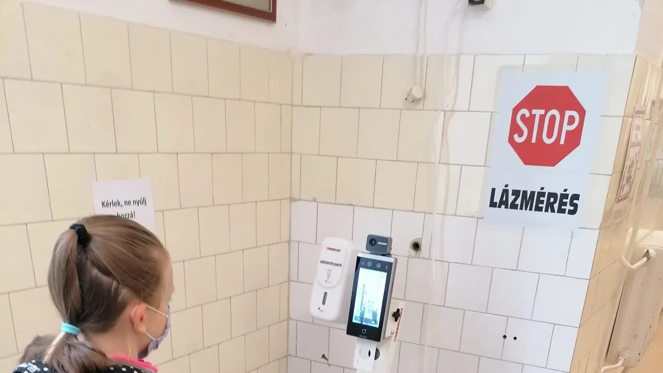 Tehénbőgés jelzi a lázas diákot a kapunál