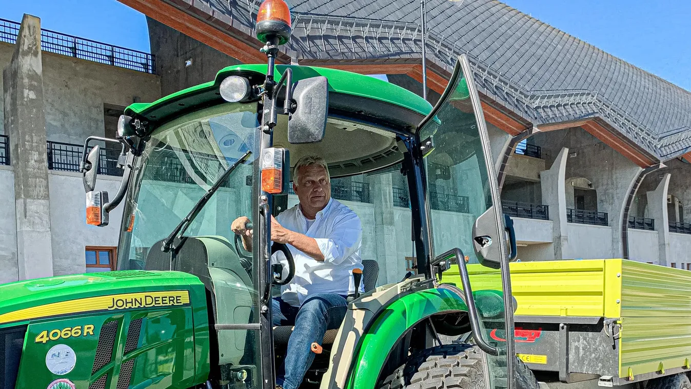 Így fusizik Orbán Viktor a traktor nyergében