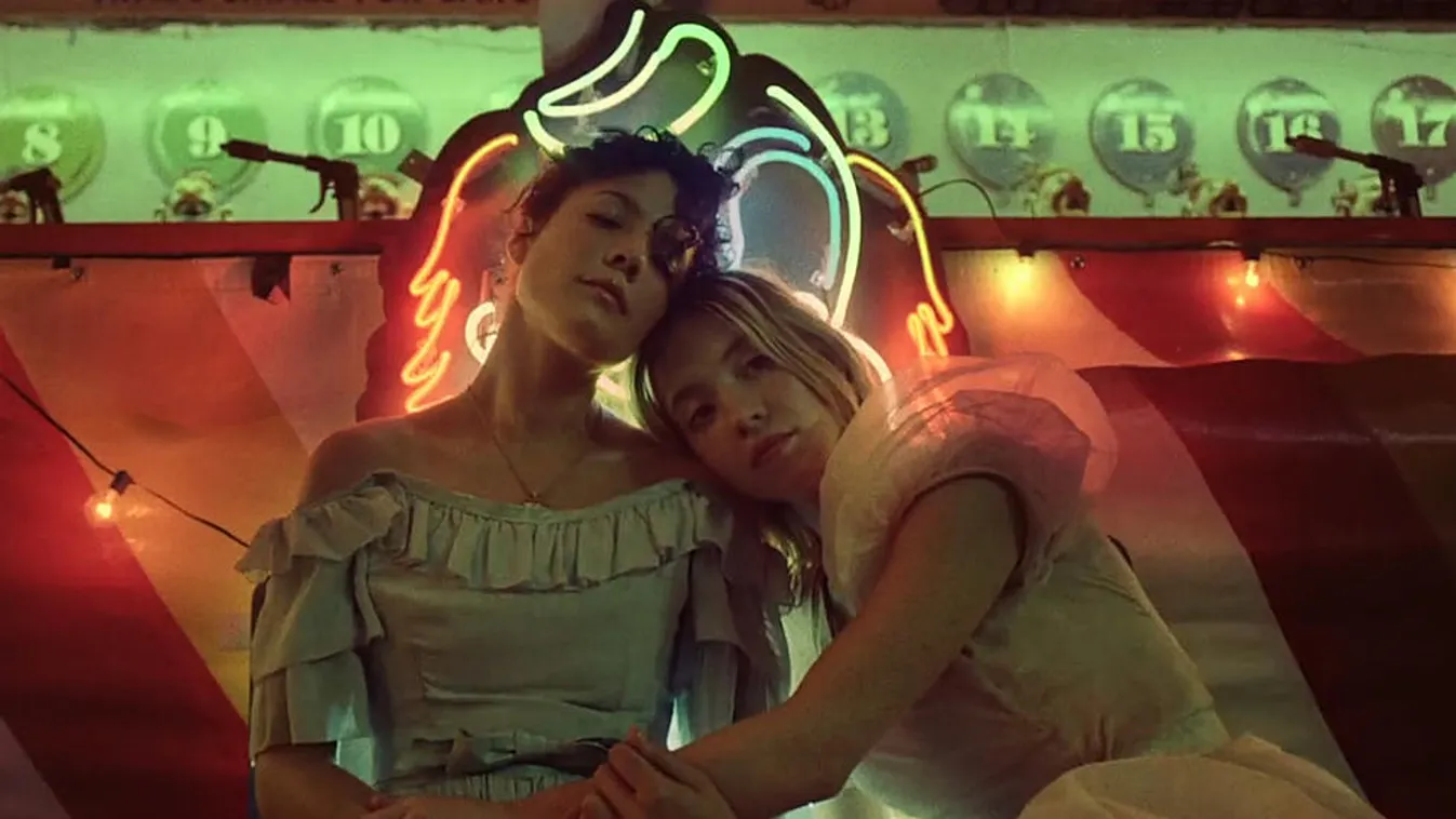 Olyan pici fürdőruhába bújtak a sztárbarátnők, hogy jóformán mindenük kilátszik - Fotók