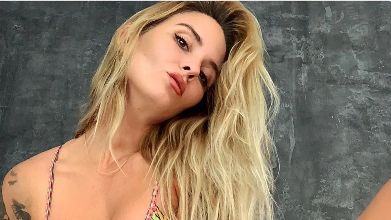 Furcsa pózban villantotta meg gömbölyű kebleit a szőke szurkolólány