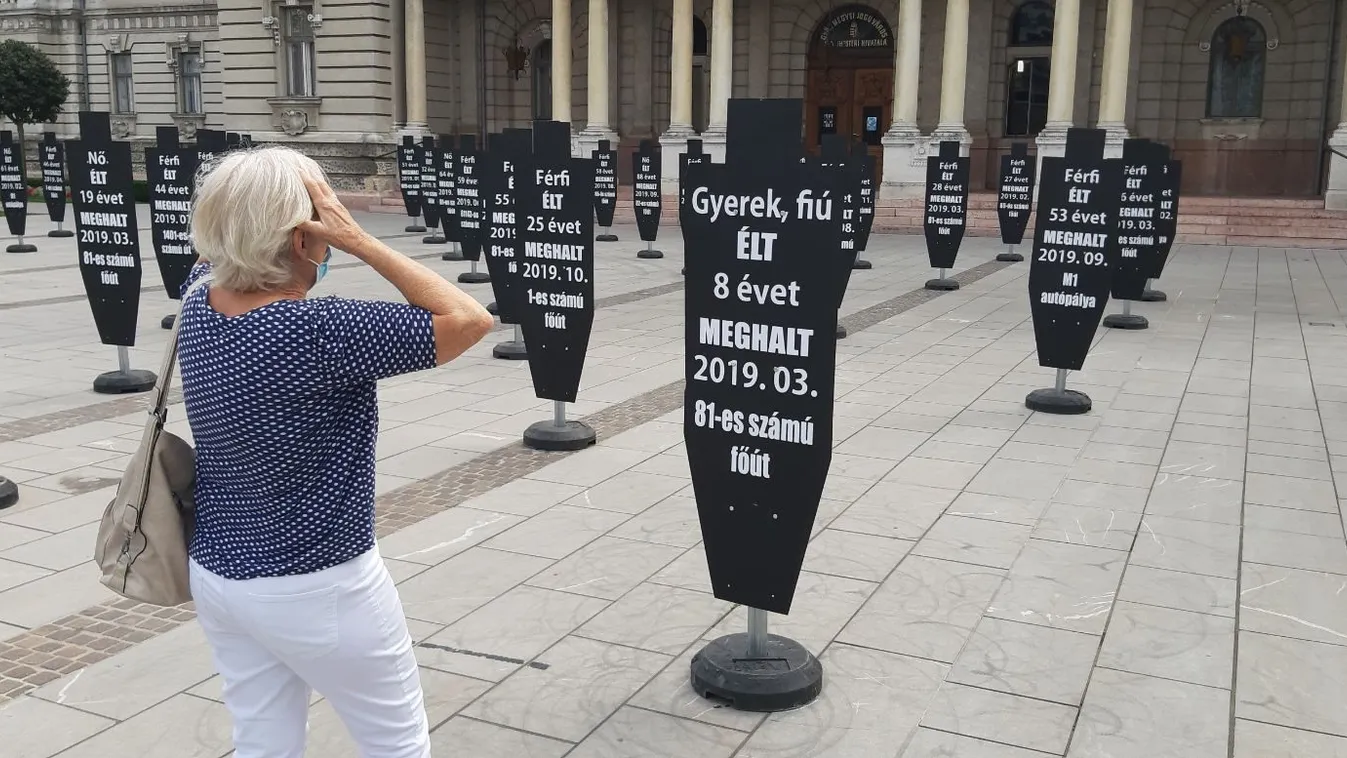 Néma kiáltás: drasztikus figyelemfelkeltés Győrben - fotók