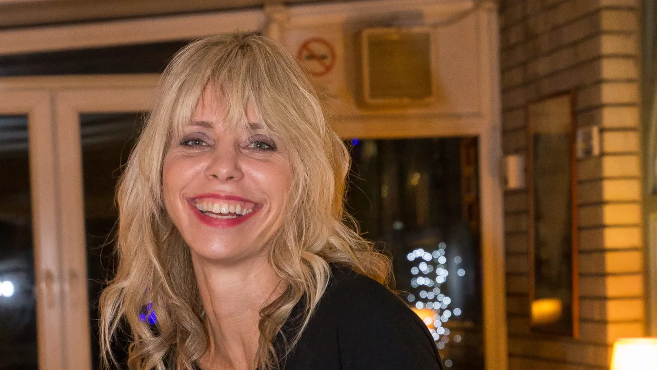 Aprócska bugyiban lépett színpadra a magyar énekesnő, lefotózták - Fotó