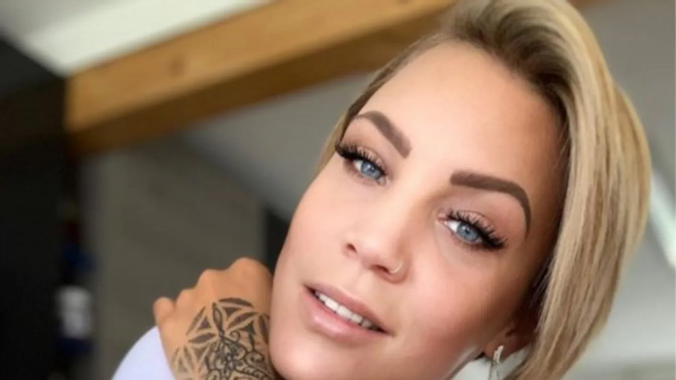 Itt a fotó: Bugyi nélkül pózolt az egykori Megasztáros