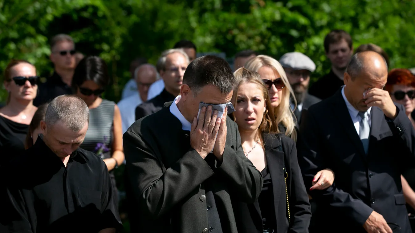 Szívfacsaró fotók: így búcsúztak el szerettei a kelenföldi gyilkos-öngyilkosságban meghalt anyától