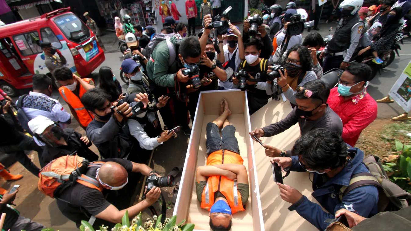 Elég bizarr: koporsóba fektetik büntetésként azokat, akiken nincsen szájmaszk