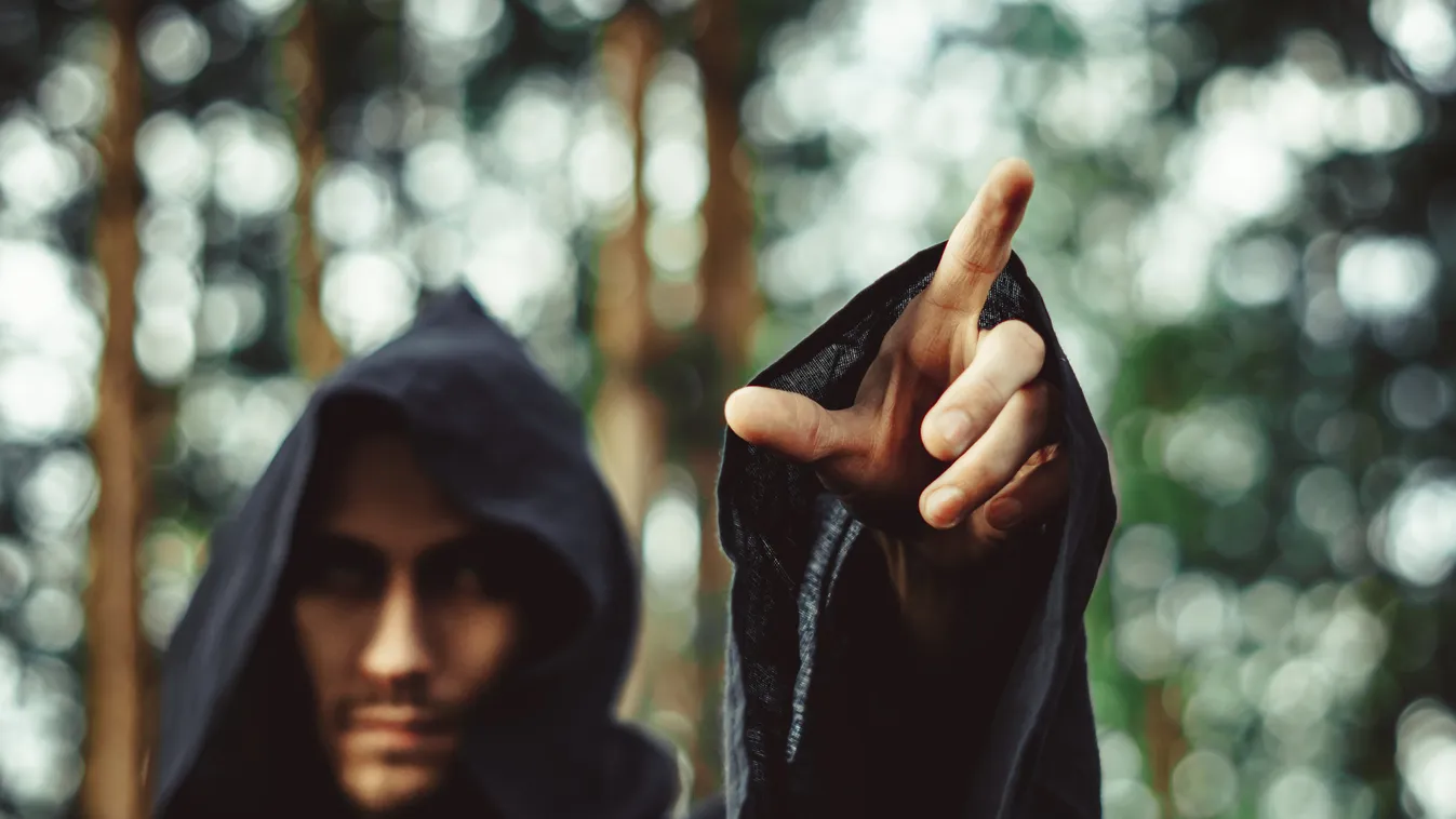 „Búcsúzzon el a családjától” - halálos átokkal fenyegeti Krisztát egy jós