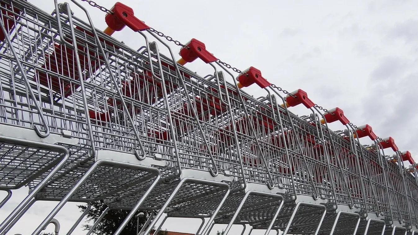 Letolta a vásárló a gatyáját a bolt közepén, és...