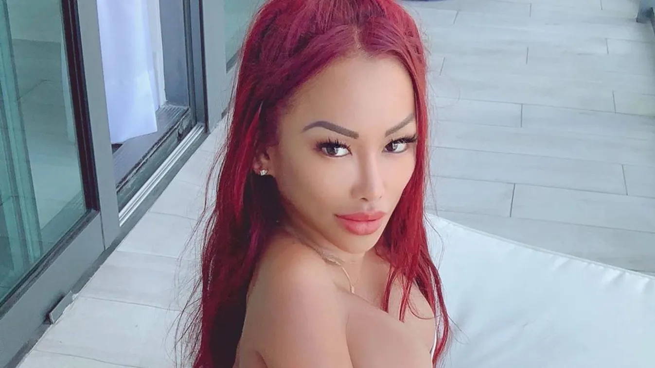 A nagy szél miatt villant elő a miniszoknyából a lány popsija