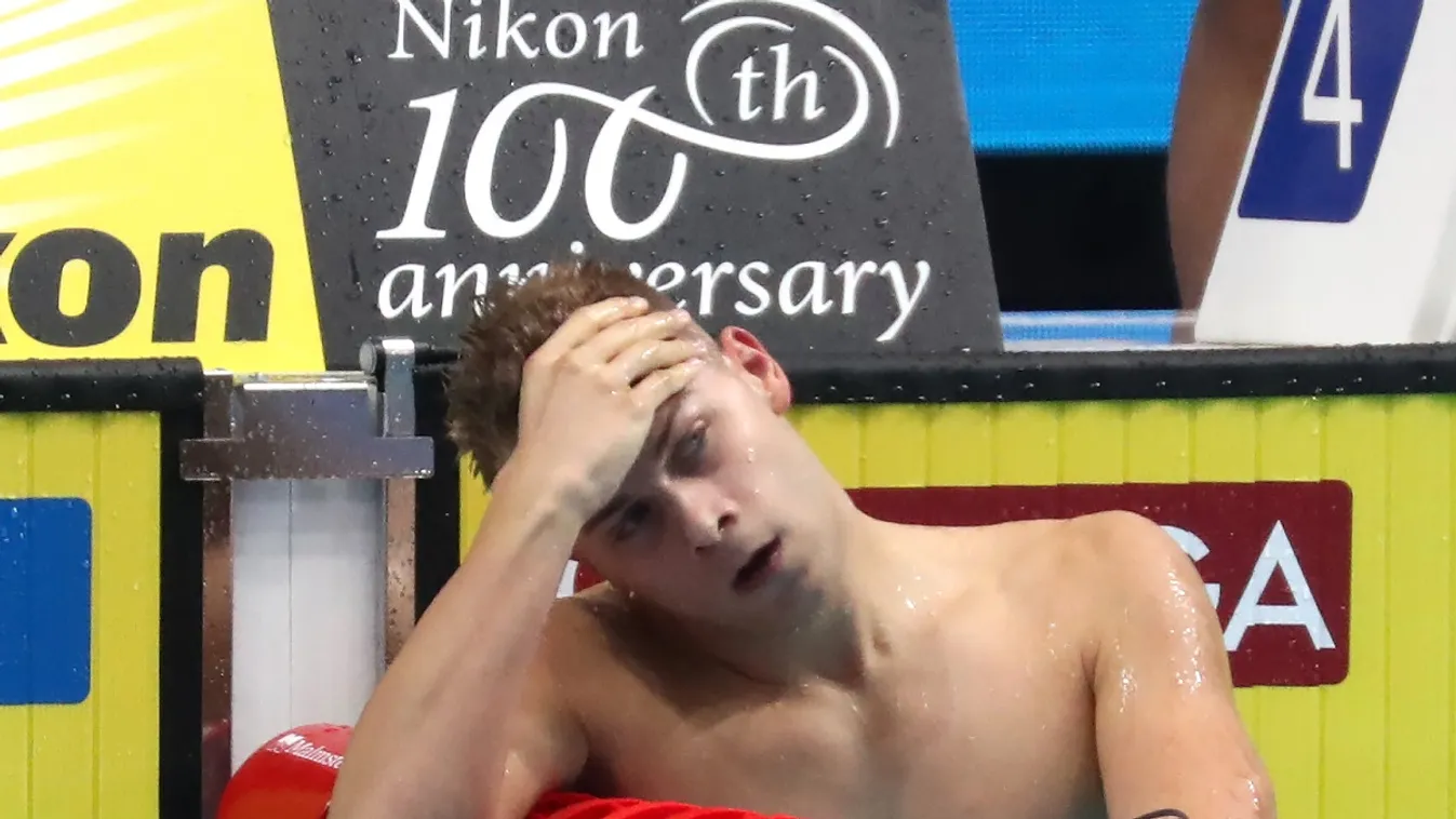 Leleplező fotó Kenderesi Tamásról, nőket csapnak be az úszó képével