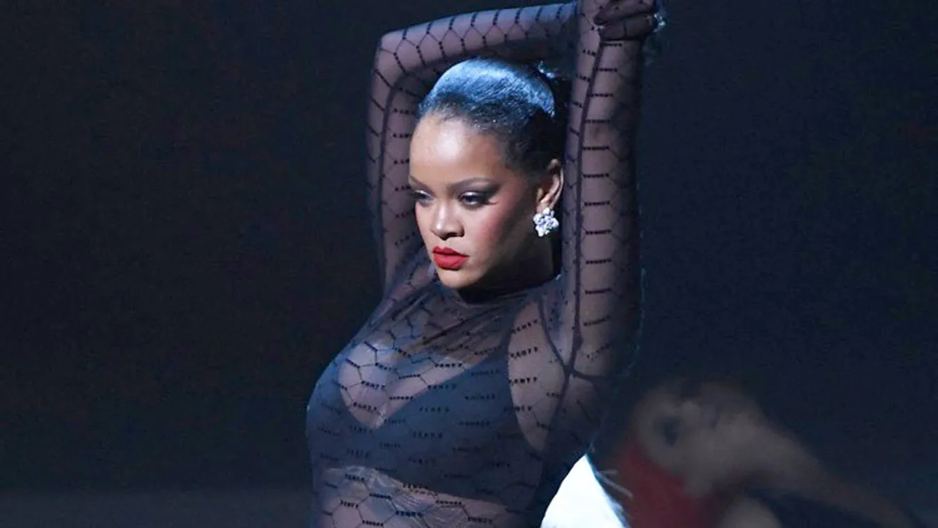 A hétfőben is van valami jó: Átlátszó melltartóban napozott Rihanna - Fotó