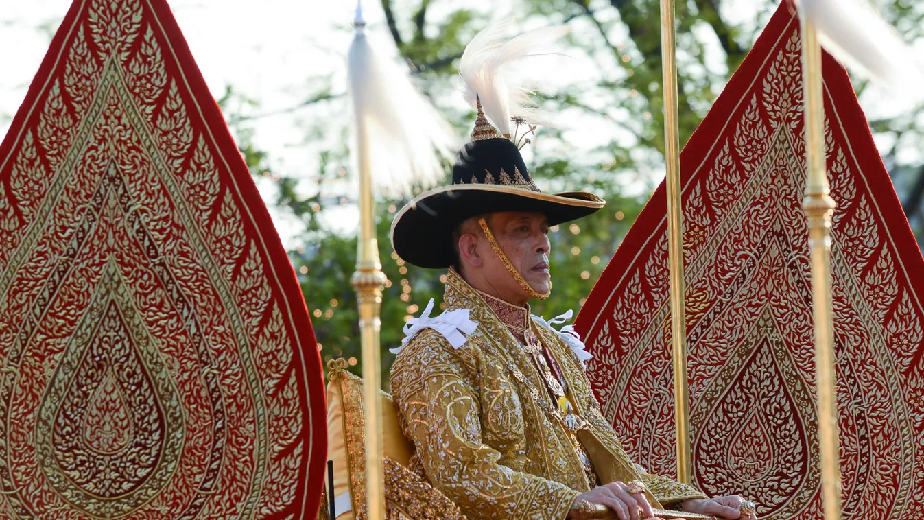 A thai király kegyelemben részesítette bebörtönzött ex-szeretőjét, ágyba akart bújni vele