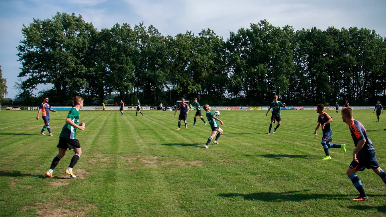 Így kapott 37 gólt a csapat, mert a focistái a pályán is tartották a kétméteres távolságot - Videó
