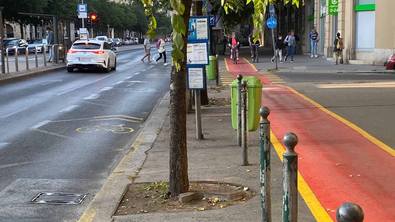 Hiába a biciklisáv, a járdán közlekednek a biciklisek