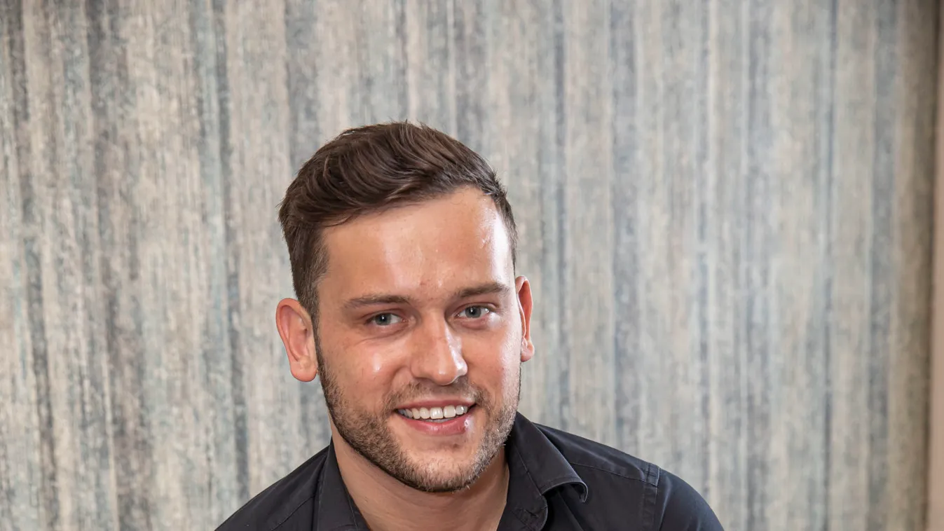 Kamerák előtt vetkőzött le a Sztárban Sztár énekese - Videó