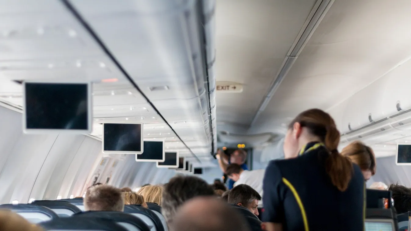 Felháborító: nem volt hajlandó maszkot viselni, majd a légiutas-kísérőre támadt - videó