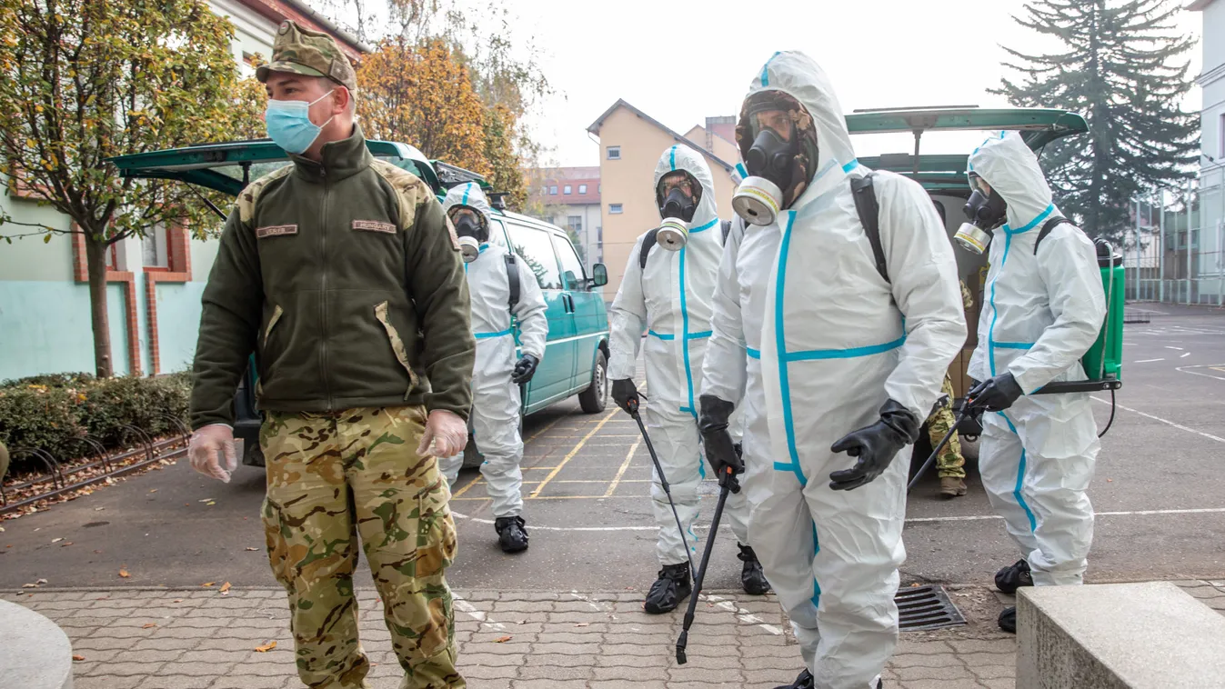 Katonák fertőtlenítenek az orosházi általános iskolában