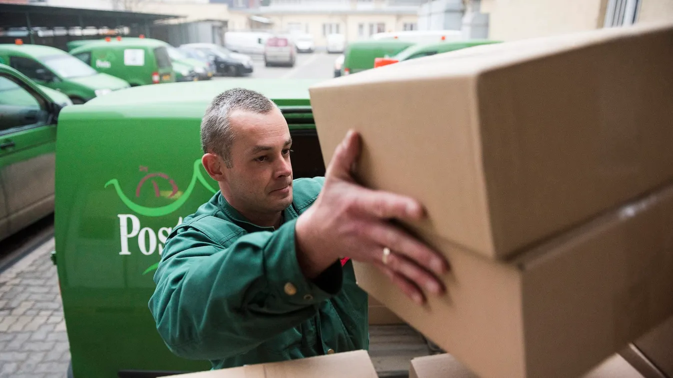 Májusig visszamenőleg megemelik a postások alapbérét is