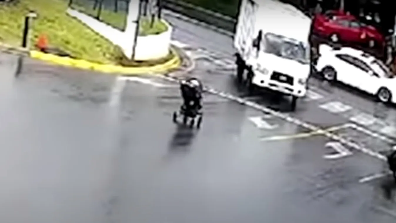 Szülők rémálma: kocsik közé gurult az elszabadult babakocsi – videó