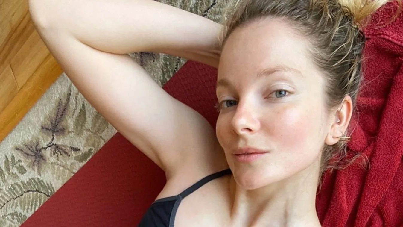 Pucéran fotózta le valaki az ágyban Mihalik Enikőt