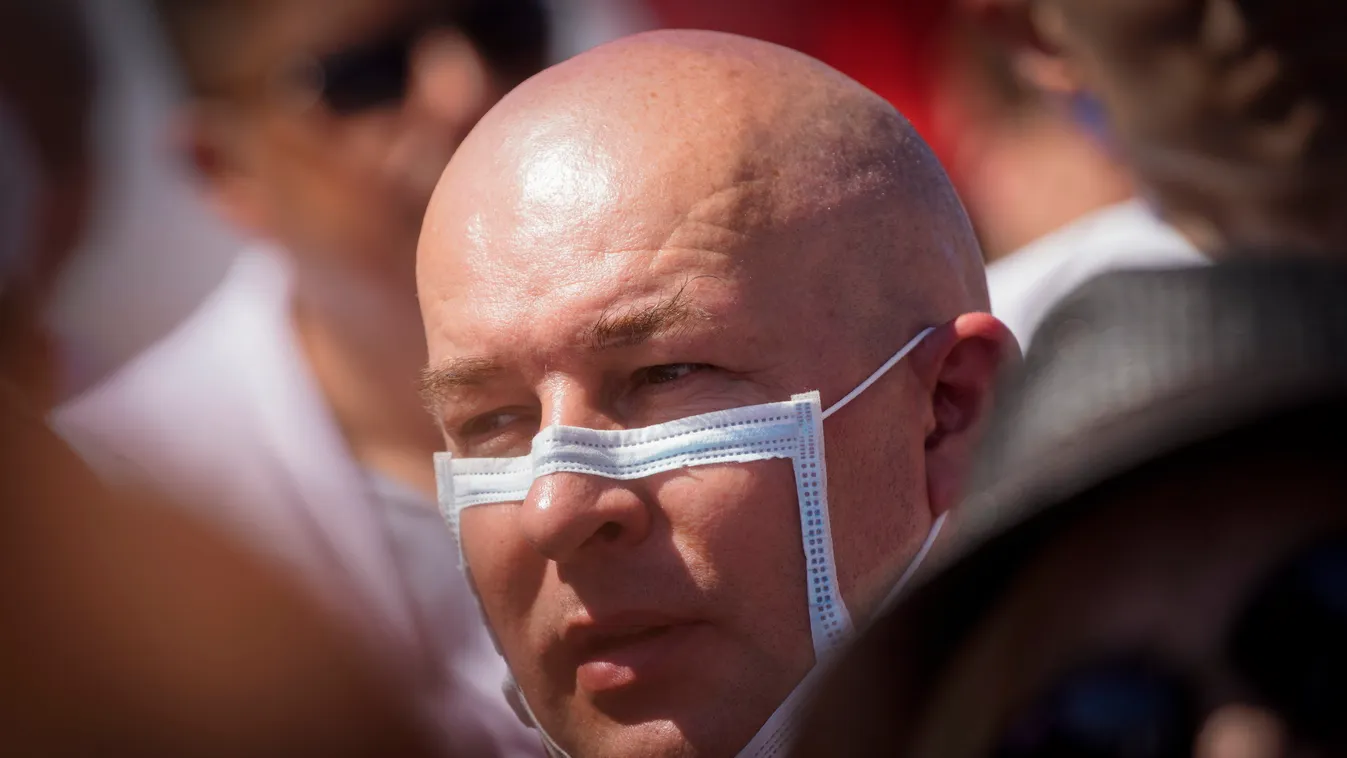 Már ütnek is a maszkellenesek