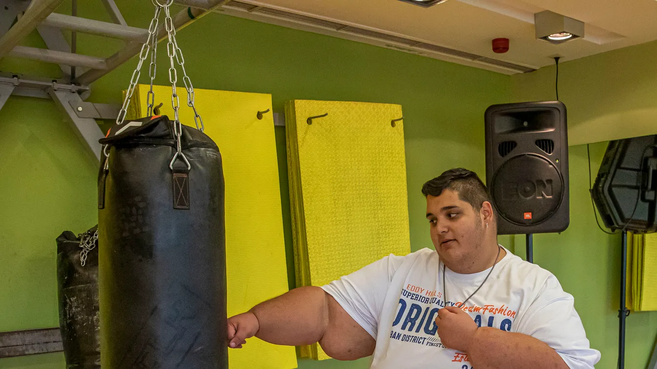 Így bombázzák a lányok meztelen képekkel a legkövérebb magyar tinit