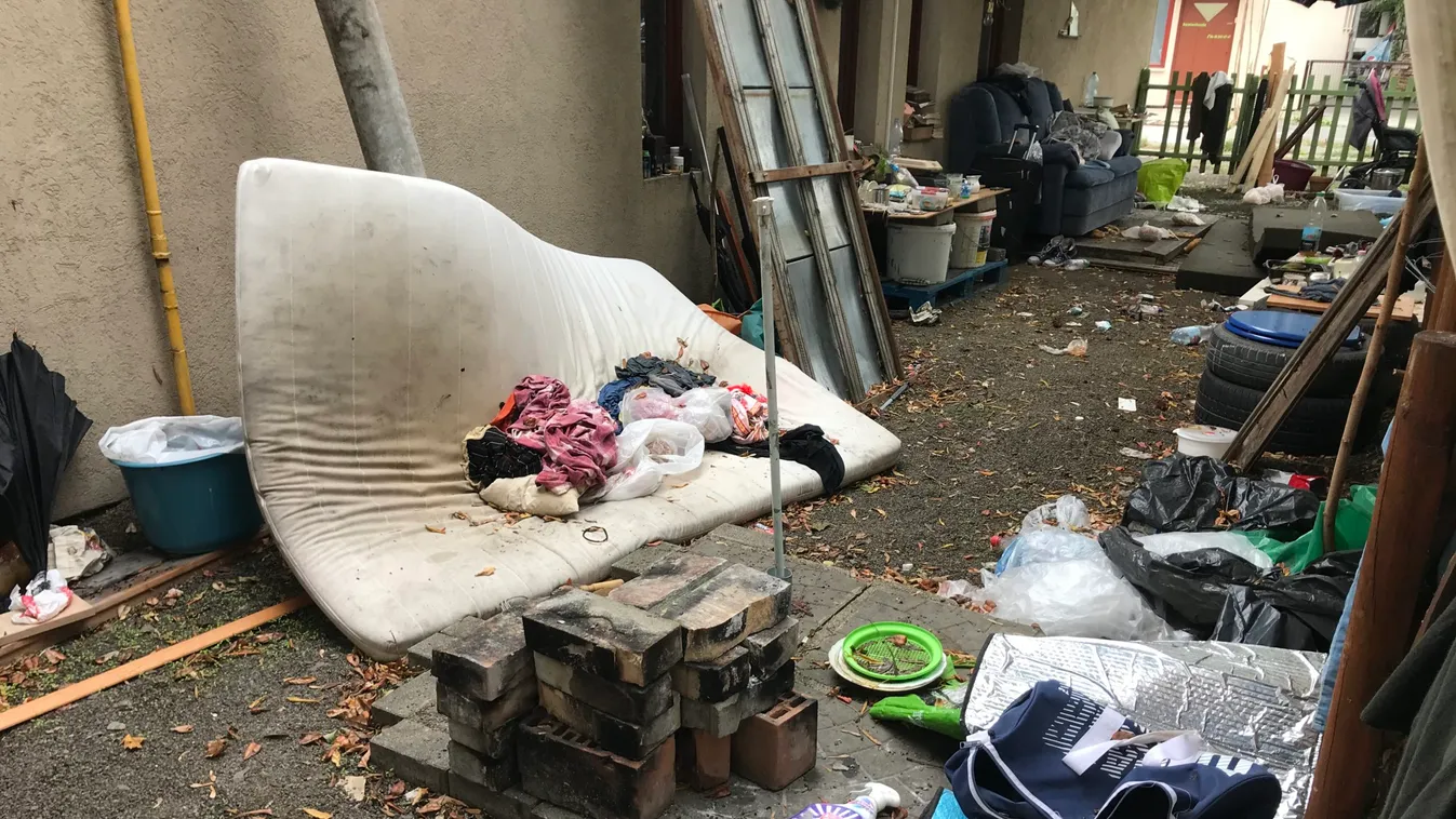 Panelek tövébe költöztek a hajléktalanok – kiakadtak a lakók