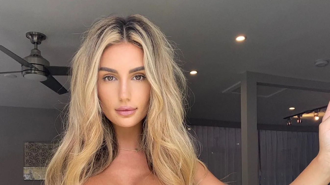 Fantasztikus keblek, félmeztelenül pózol a szőke séflány